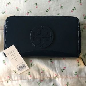 NWT Tory Burch Patent Continental Wallet Navy